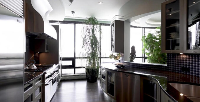 Cabinet Showroom vs. Online Shopping: Where Should You Buy Your Kitchen Cabinets?