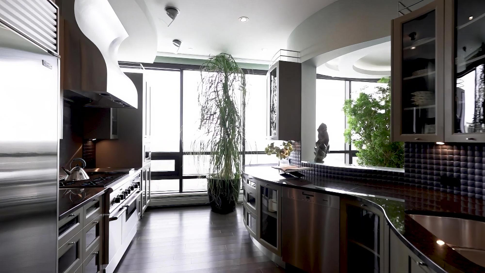 Cabinet Showroom vs. Online Shopping: Where Should You Buy Your Kitchen Cabinets?