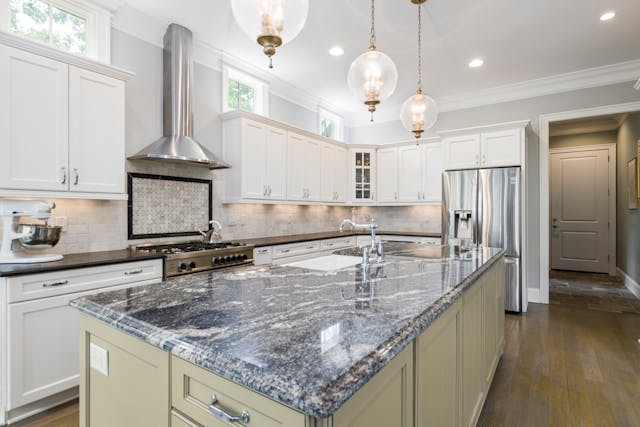 Minimalist Kitchen & Cabinets: The Art of Clean, Functional Design